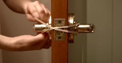 ¿Por qué una banda elástica en el pomo de la puerta?