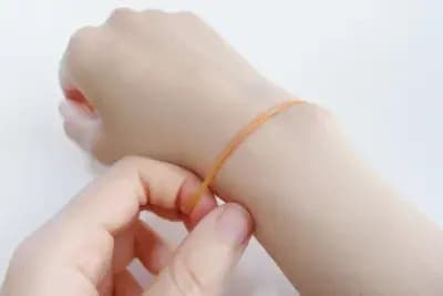 ¿Una banda elástica en tu muñeca es realmente una pequeña ayuda para controla...