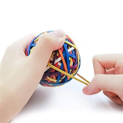 ¿Cómo hacer una pelota con goma elástica?