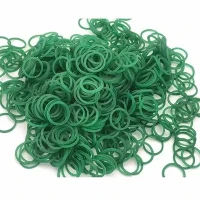 Pequeñas bandas de goma verde