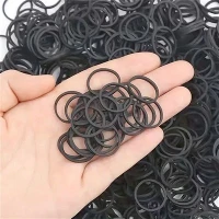 Pequeñas bandas de goma negras